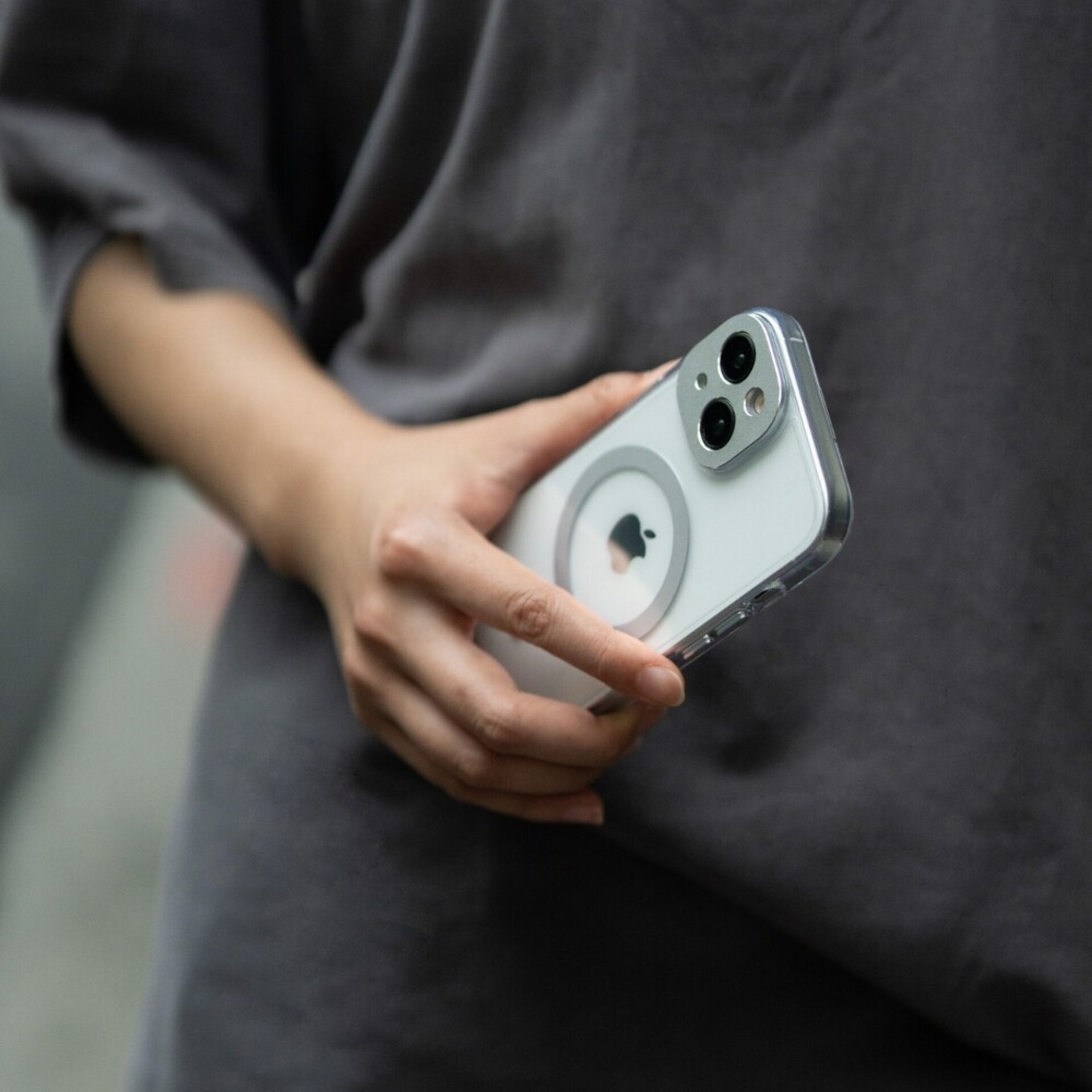 Funda Luna Silver/Dark Gray  iGlaze para iPhone 13/14/15 con magsafe - 5