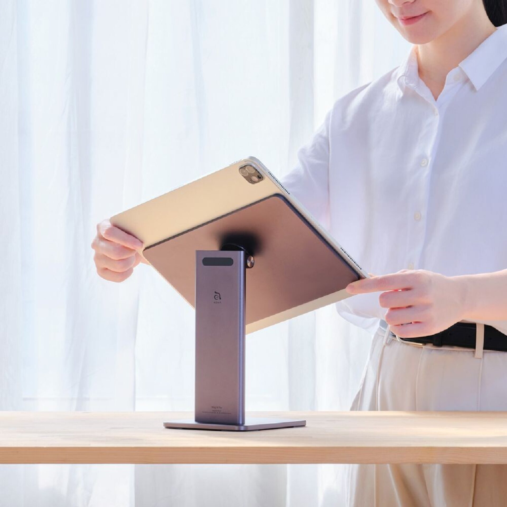 Soporte Magnético de aluminio Gris espacial de 360 para Ipad de 12,9 con Hub 8/1 - 2